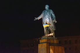 Ucraina: abbattuta statua di Lenin a kharkiv article-post