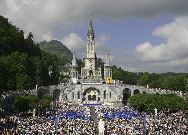 Lourdes, sui Pirenei francesi, ha qualcosa da dirci… article-post