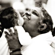 Amma: la santona indiana che abbraccia il mondo article-post