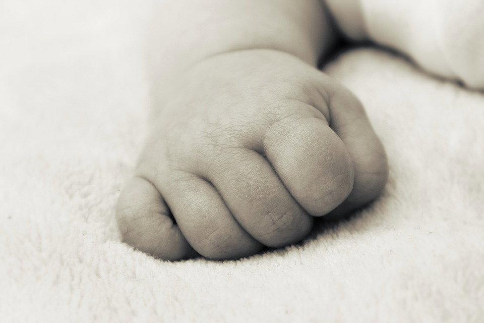 Mamma taglia la gola a sua figlia, gelosa che il marito l’amasse più di lei article-post