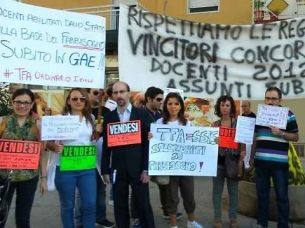 Renzi contestato da operai e precari della scuola article-post