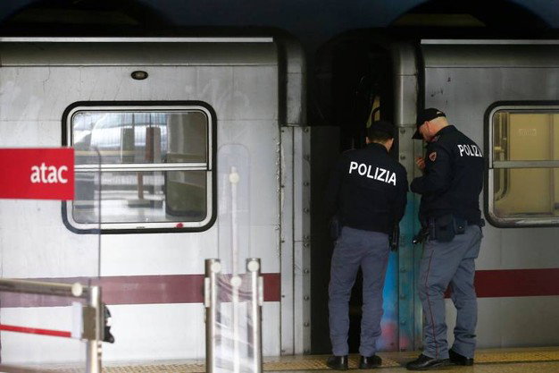 New York: donna cade sui binari e le passano addosso tre treni article-post