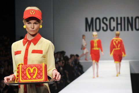Moschino porta il Mcdonald’s in passerella article-post