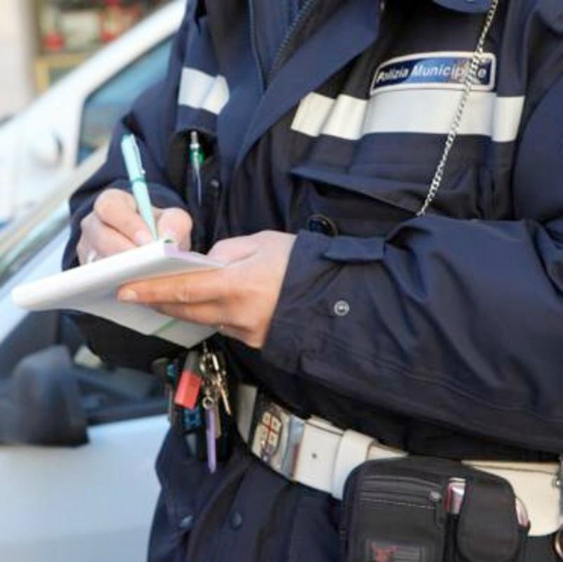 Vigilessa sospesa dal lavoro; faceva multe false article-post