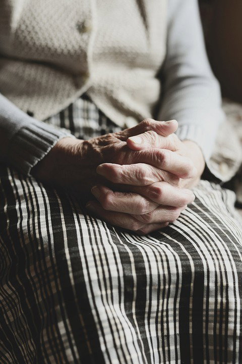 Nonne alla pari, la nuova moda per le baby sitter over 60 article-post