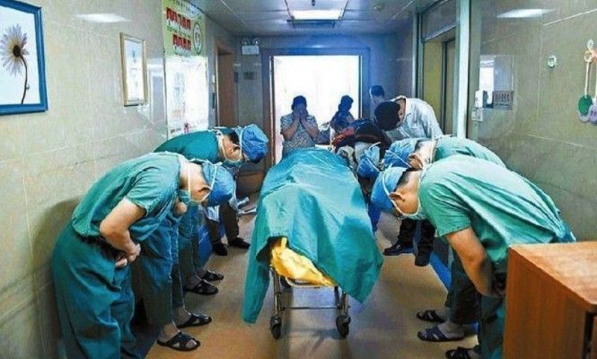 I medici salutano Liang Yaoyi con un inchino. La foto commuove la Cina e il web article-post