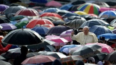 Papa Francesco dona 300 ombrelli ai senzatetto article-post