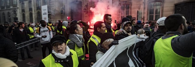 Francia: manifestanti bloccano depositi di carburante article-post