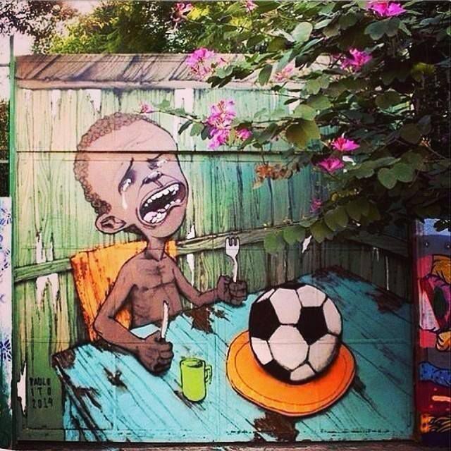 Brasile mondiali 2014: artista di strada dipinge un murales con un bambino che muore di fame e deve mangiare un pallone article-post