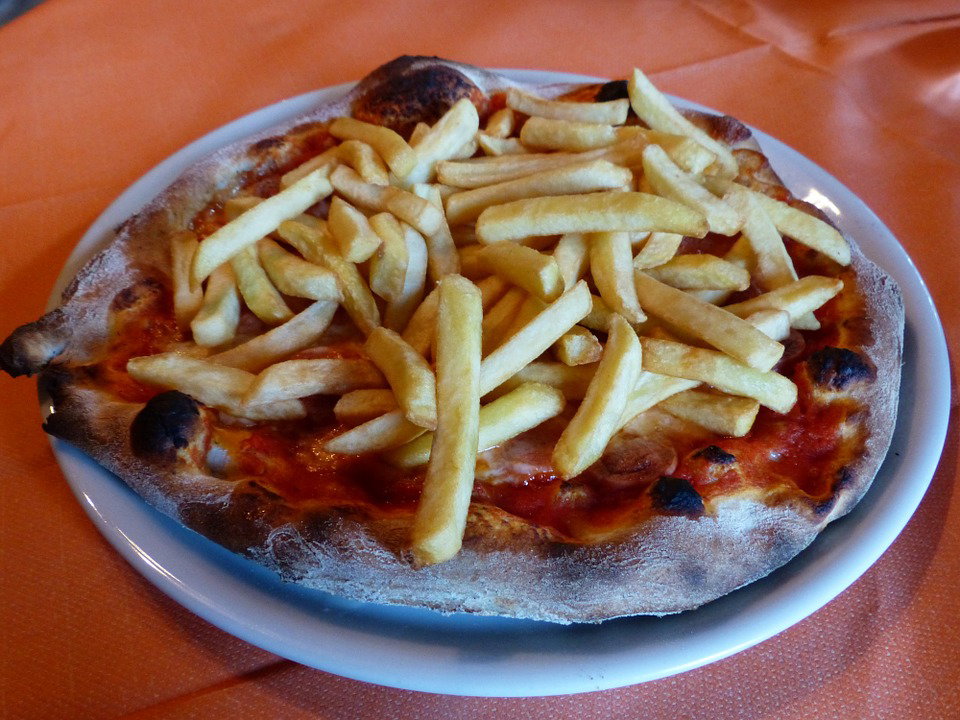 Pizza margherita con patatine fritte article-post