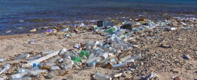 Plastic Beach a Castel Volturno, tonnellate di rifiuti sulla spiaggia article-post