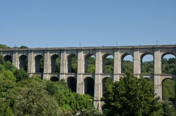 Madre e figlio si lanciano dal ‘ponte dei suicidi’ article-post