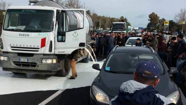 Sardegna: continuano le proteste dei pastori article-post