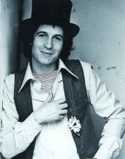 Rino Gaetano: i 70 anni dell’eterno ragazzo che nelle sue canzoni raccontava l’Italia di ieri e di oggi article-post