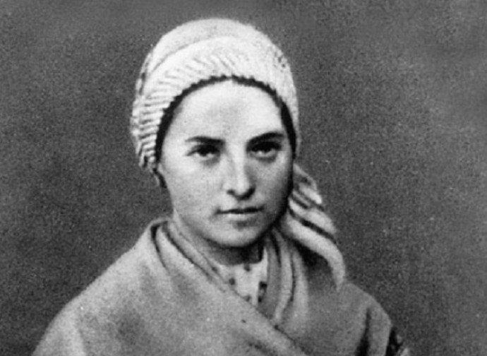 Bernadette Soubirous: la “buona a nulla” che vide la Vergine Maria article-post