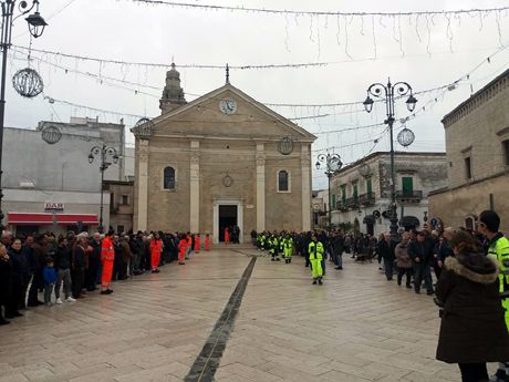 Sava – Lutto cittadino; ai funerali della famiglia massacrata anche il bimbo (Foto) article-post
