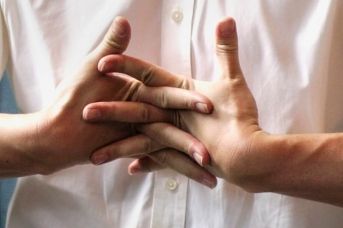 Scrocchiare dita o articolazioni: eccone gli effetti article-post