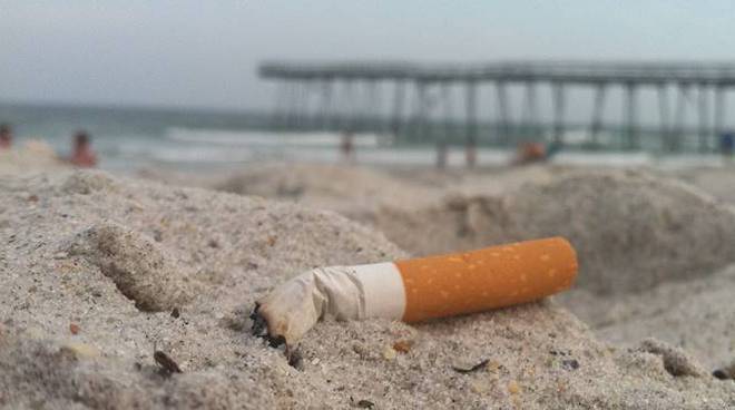 Divieto di fumo in spiaggia, il Codacons diffida i comuni article-post