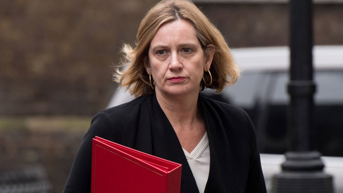 Il ministro dell’interno inglese Amber Rudd si dimette dopo lo scandalo dei migranti article-post