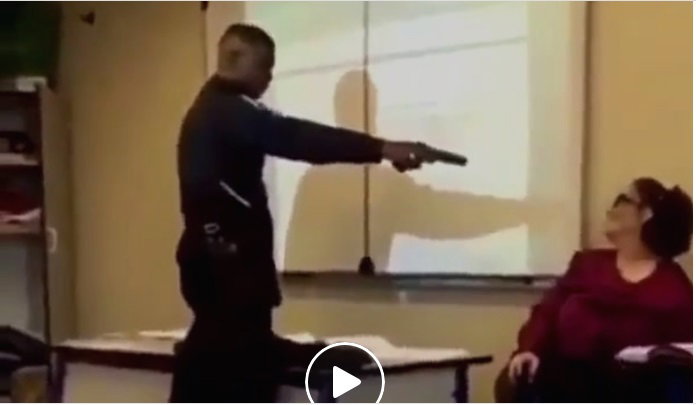 Video virale: ragazzo punta pistola alla testa della prof article-post
