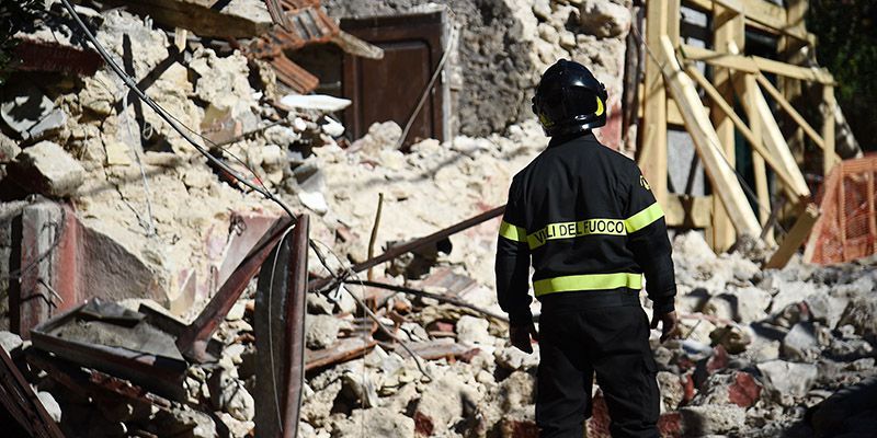 Terremoto a Ischia, crolli a Casamicciola. Due vittime, 39 feriti due fratellini sotto le macerie article-post