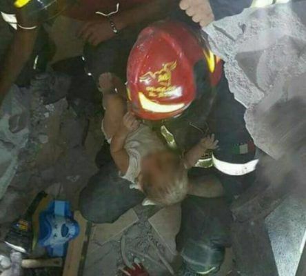 Terremoto Ischia, bambini estratti dalle macerie, salvo il piccolo di 7 mesi e i fratelli di 11 e 7 anni (foto del salvataggio) article-post