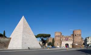 La Piramide Cestia torna a brillare di nuova luce article-post