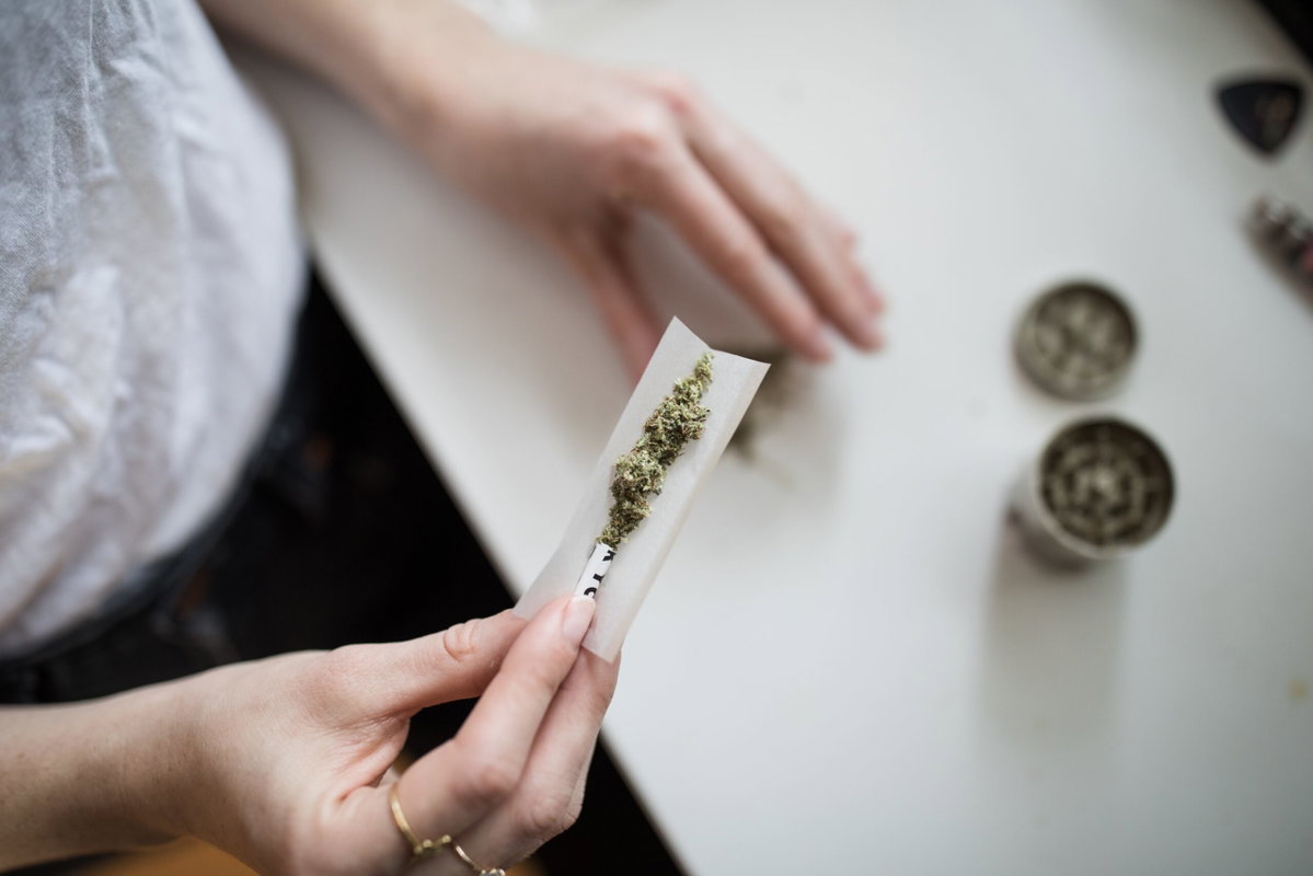 J-Ax apre a Milano lo store di marijuana legale article-post