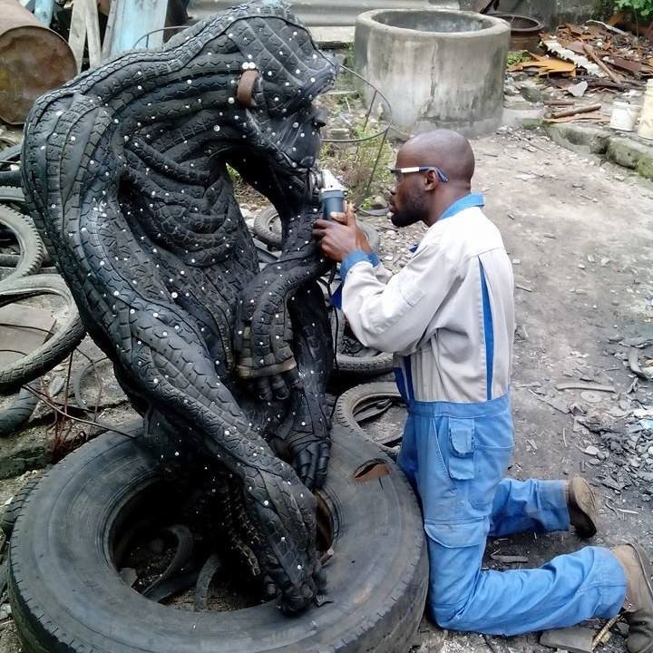 Nkwocha Ernest: crea opere d’arte da vecchi pneumatici article-post
