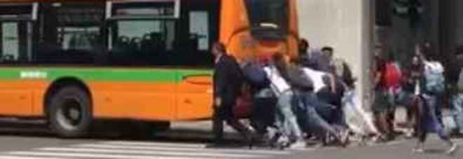 Bergamo, autobus guasto spinto dai passeggeri article-post
