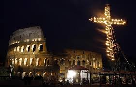 Roma: Via Crucis al Colosseo per il Venerdì Santo article-post