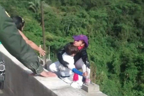 Madre si lancia nel vuoto portando con sè il figlio di 10 anni article-post