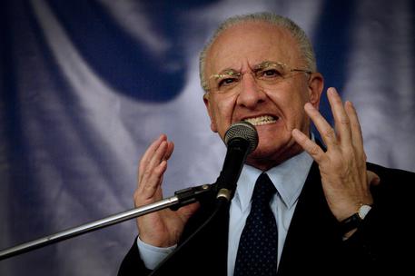 Vincenzo De Luca attacca M5S augurando la morte… article-post