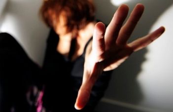 Litiga con la compagna e la madre di lei… conseguenze inaspettate article-post