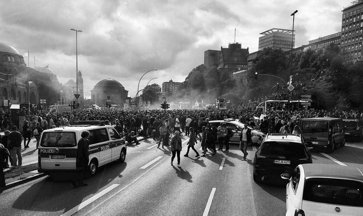 Hong Kong: polizia spara e ferisce un manifestante, è grave article-post