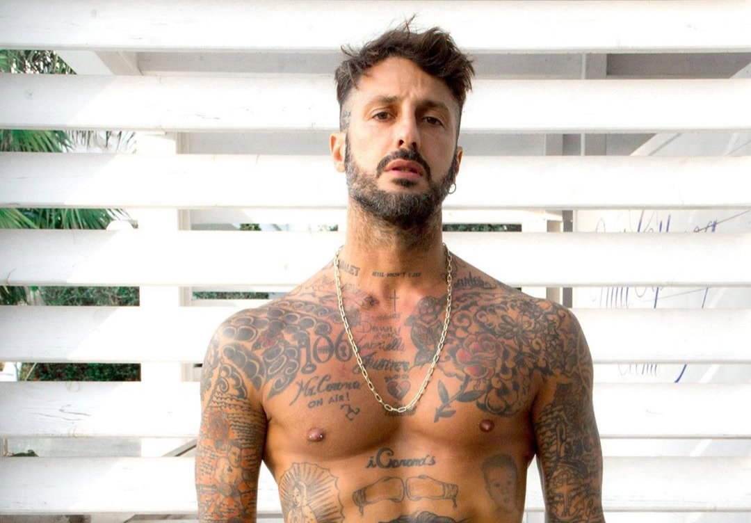 Fabrizio Corona esce dal carcere. Le relazioni psichiatriche “non regge più il carcere” article-post