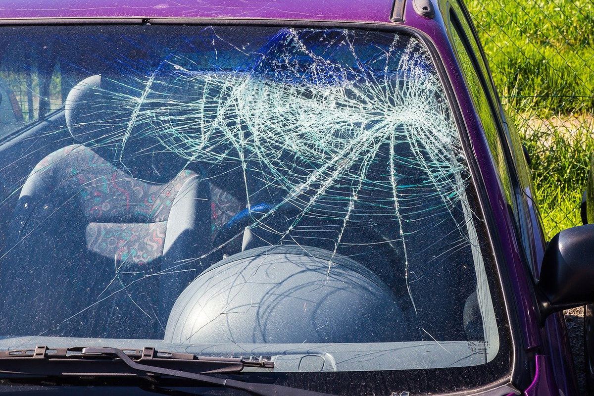Nigeriano prende a sassate auto parcheggiate article-post