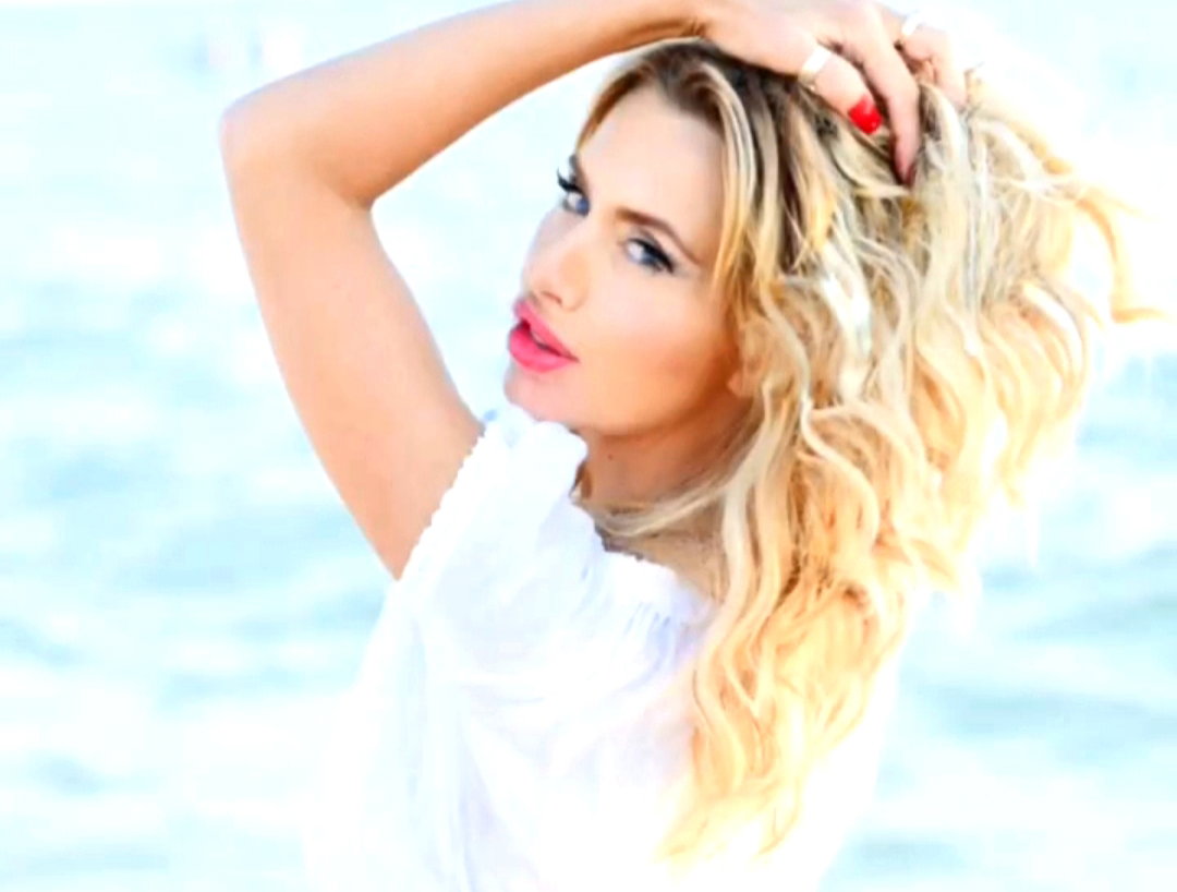 Chi é Valeria Marini: età, peso, vita privata, foto prima, carriera e curiosità article-post