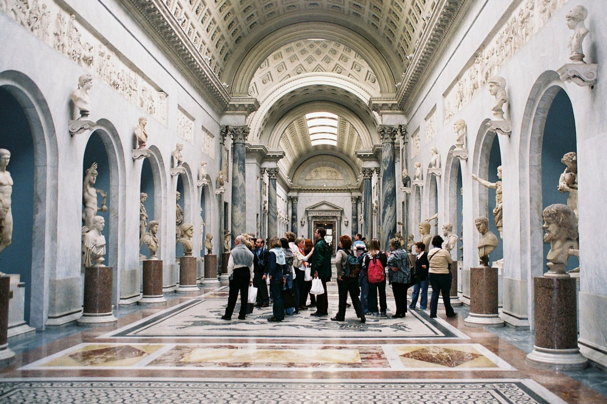 Crollo detriti dal soffitto Musei Vaticani. Paura e malore per una donna article-post