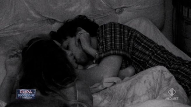 La Pupa e il Secchione, flirt tra De Benedetti e Stella: …e bacio fu! article-post