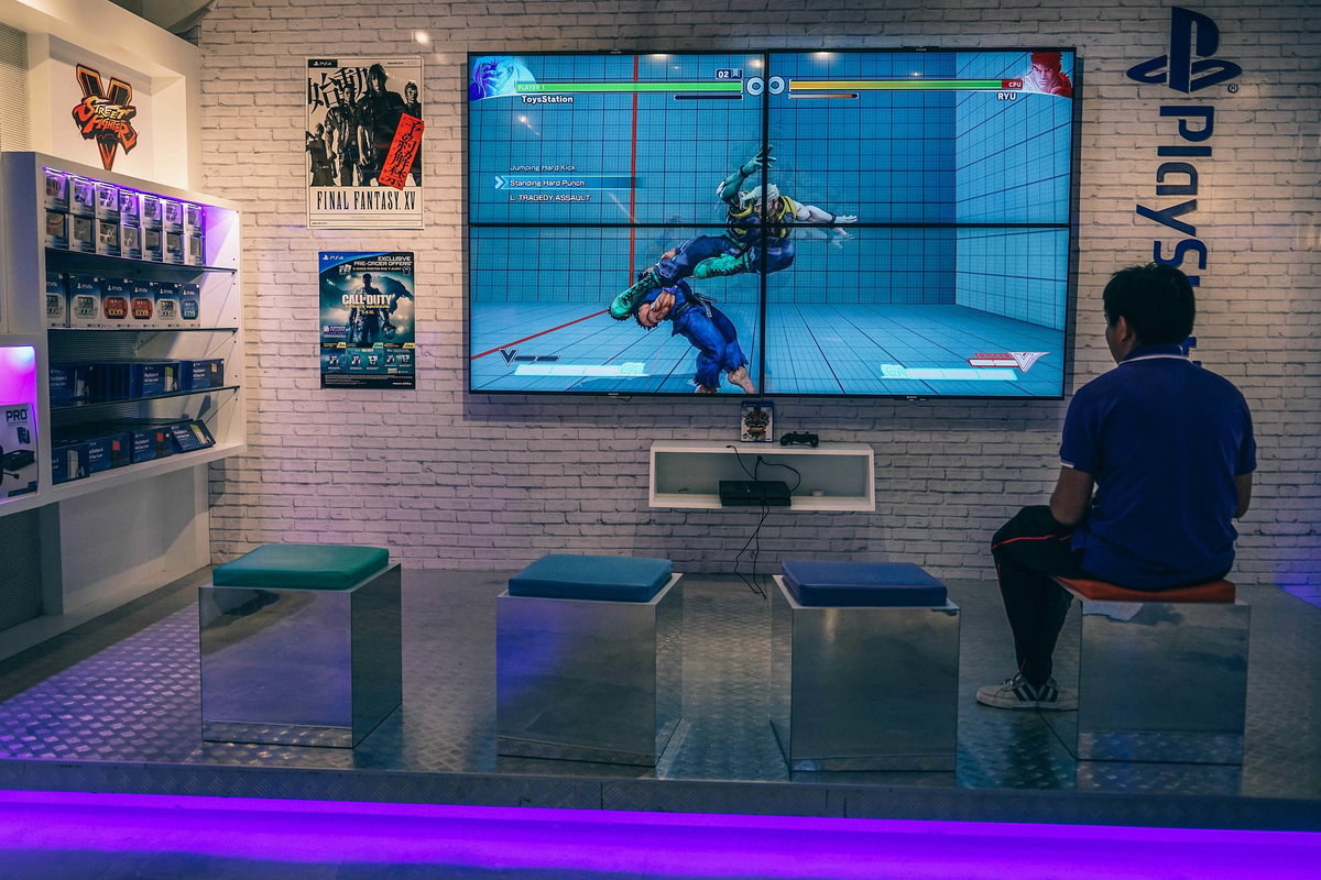 All’aeroporto strappa un cavo e ci collega la sua playstation article-post
