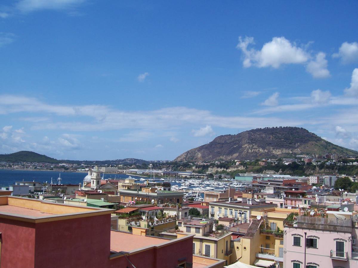 Incidente a Pozzuoli, in via Montenuovo Licola Patria. Quattro i feriti article-post