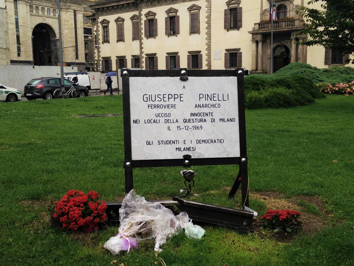 Milano, viene vandalizzata la targa dedicata a Giuseppe Pinelli article-post