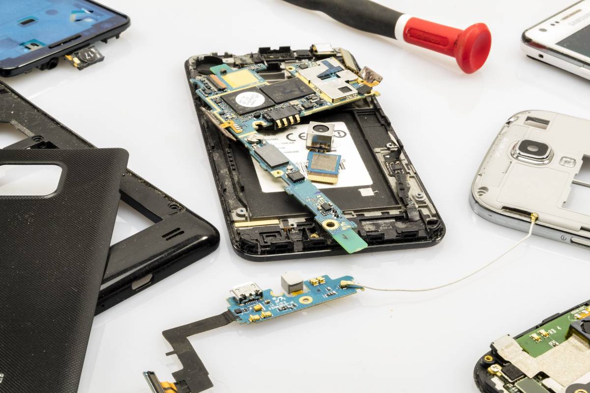 Il ritorno delle batterie rimovibili su smartphone: il progetto della Commissione Europea article-post