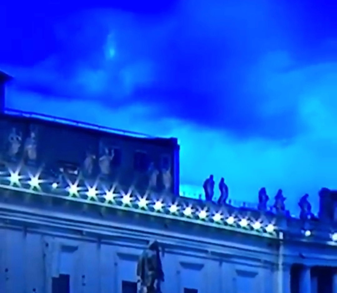 Mentre Papa Francesco prega, nel cielo appare la Madonna. È pareidolia o un miracolo? article-post