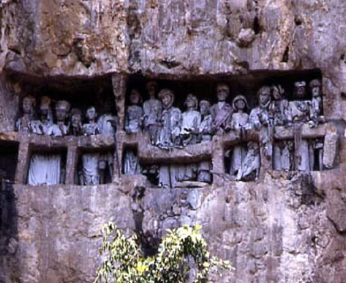 Indonesia tribù Toraja, l’inquietante culto dei defunti che vivono con i loro cari article-post