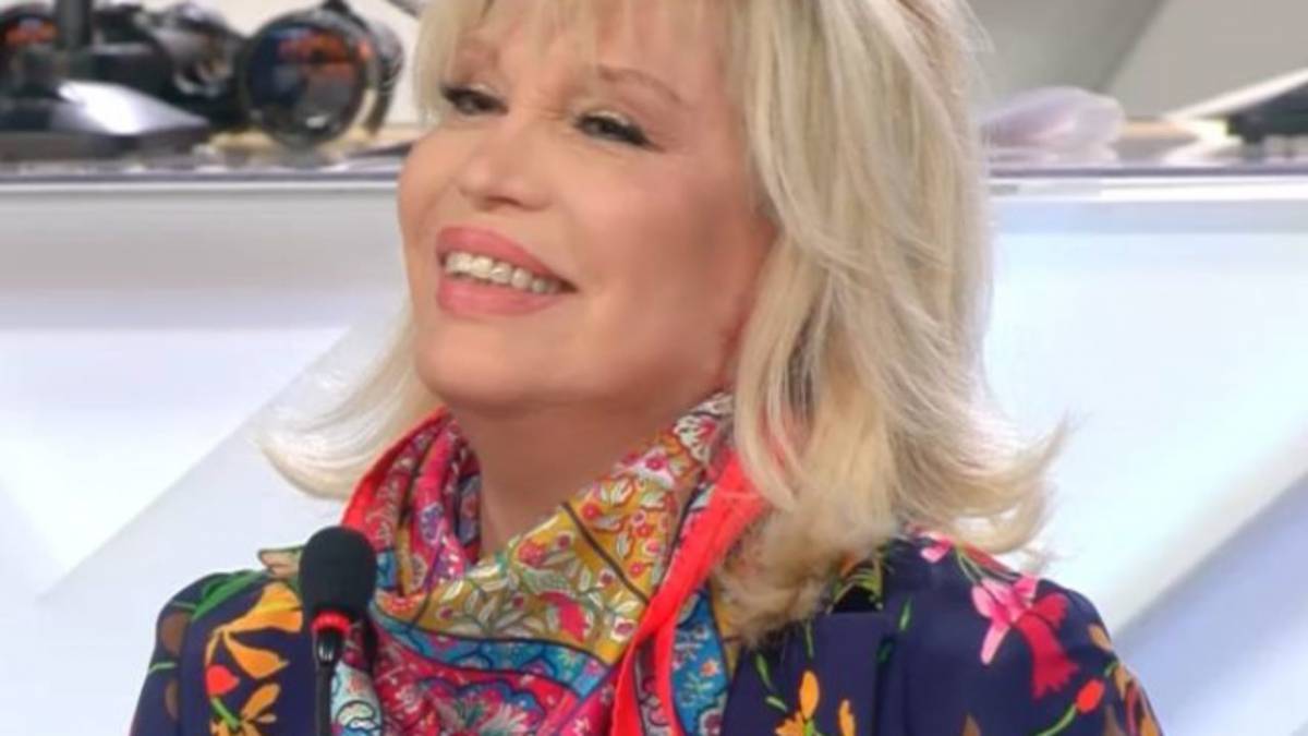 Amanda Lear su Oggi: “Due ore di sesso al giorno sono il massimo” article-post