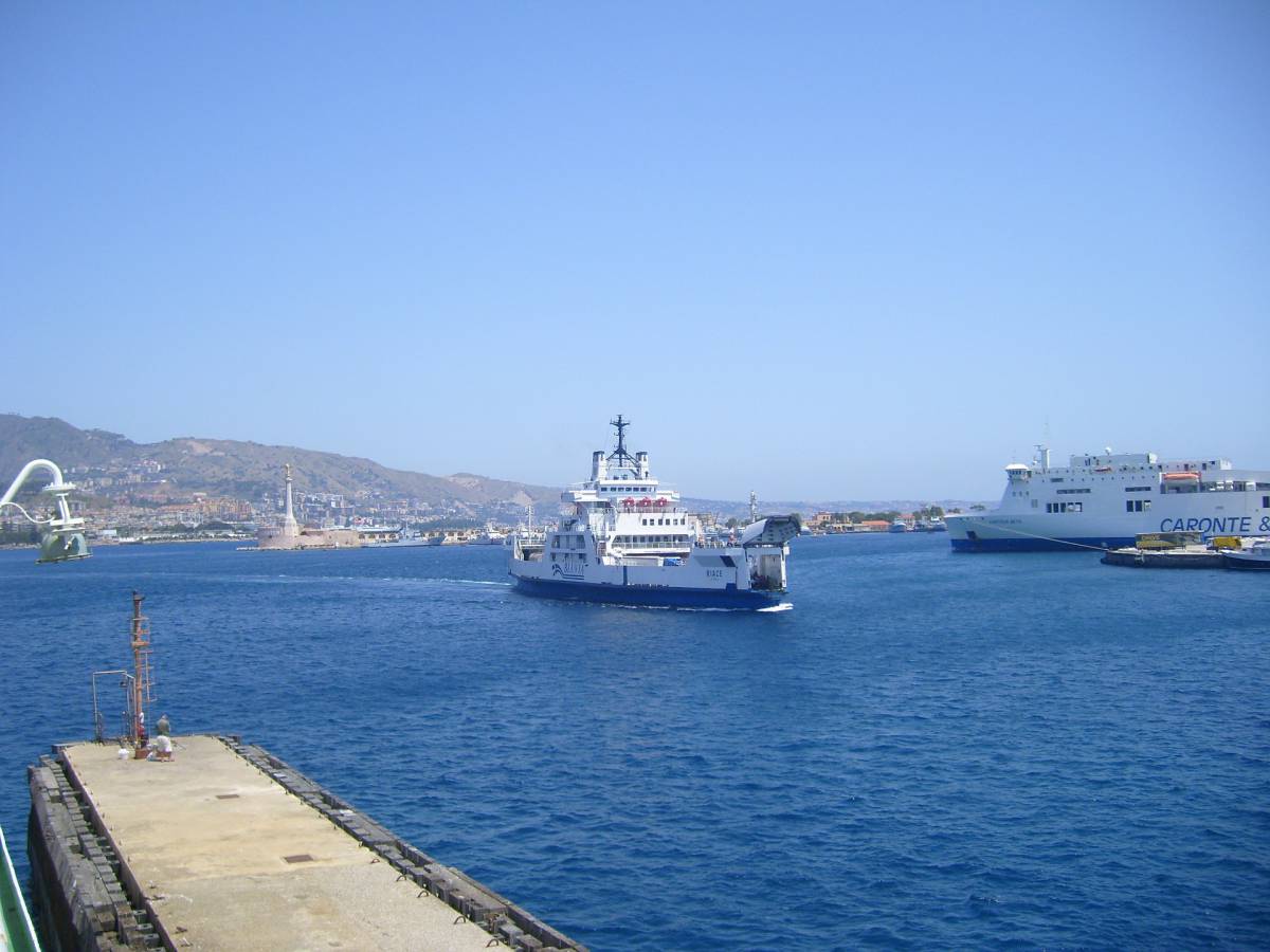 Esodo da Nord al Sud nonostante i divieti, code ai traghetti di Messina article-post