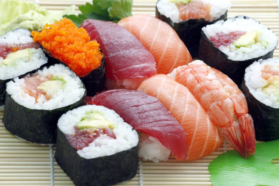 Sushi fatto in casa: la ricetta originale e la differenza con il sashimi article-post