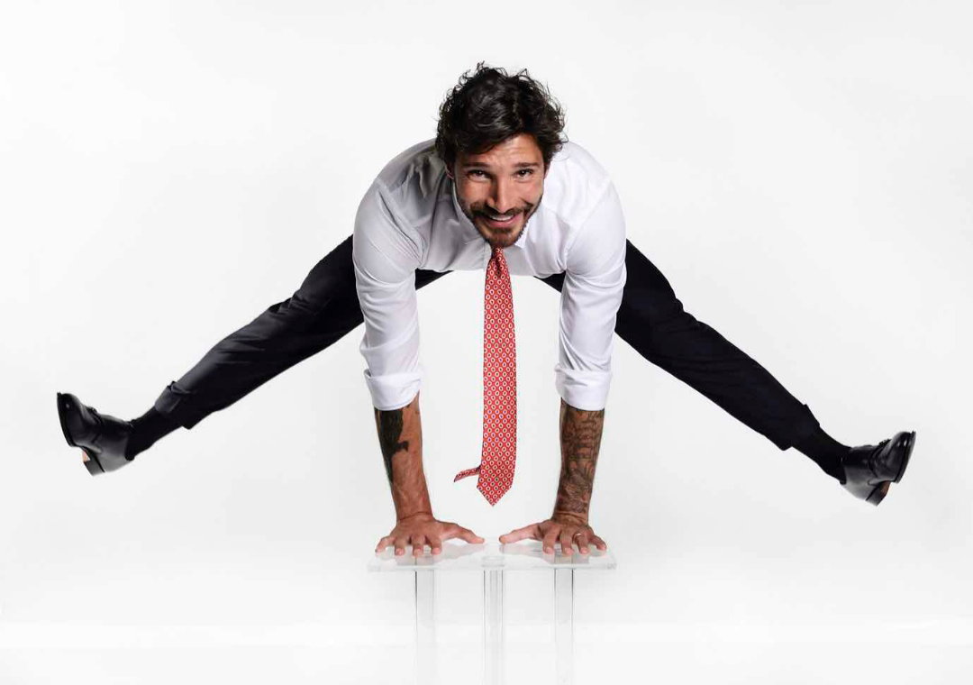 Stefano De Martino il ritorno tanto atteso a MADE IN SUD, e quel gesto di protezione article-post